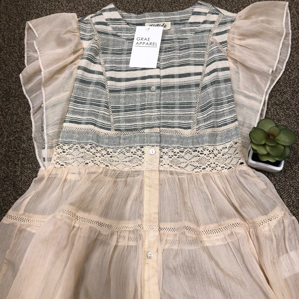 🌸Listicle Summer Top☀️